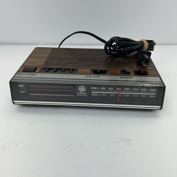 General Electric GE 7-4624A AM/FM Digital Alarm Clock Radio Wood Grain Finish - Picture 1 of 13